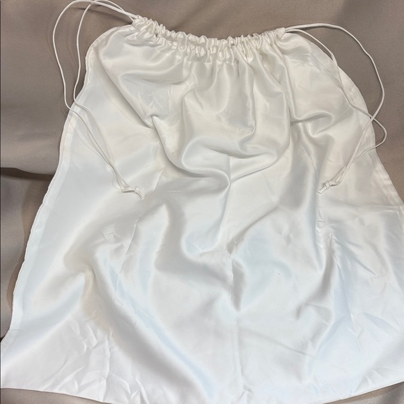 Micheal Kors Milo Shoulder Tote w/Dust Bag - Picture 11 of 17